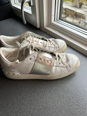 Valentino sneakers - Säljer dessa valentino sneakers i bra skick! Tyvärr inte box och kvitto kvar.