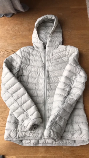 Dunjacka Everest nyskick  - 300 kr Använd 2 g. Ser ny ut🌸🌸 Stl 40 Nypris 300kr
