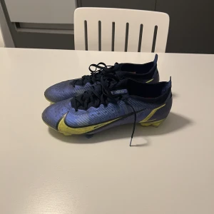 Nike fotbollsskor  - Säljer dessa Nike fotbollsskor i 44. Väldigt bra skick