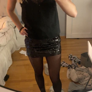 Mini Glitter/paljett kjol - Säljer min mini glitter/paljettkjol som är i väldigt bra skick. Fin och perfekt längd och stretchig. 