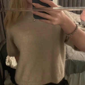 Other stories teöja  - Säljer denna stickade tshirten från & other stories inga defekter och sparsamt använd