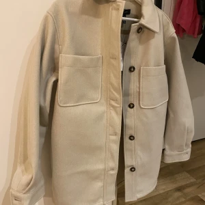 Nelly jacka - Säljer nu denna fina jackan från Nelly som aldrig kommit till användning tyvärr. Säljer den för bara 300kr och köpte den för 600kr