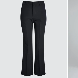 Snygga kostymbyxor  - Säljer dessa snygga kostymbyxor från bikbok modell Vilma🤩 Lite defekter nere vid hälen då de varit för långa därav priset 💕