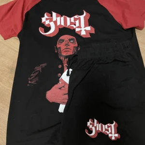 Ghost Pyjamas set - Köpt för mer än ett år sedan och är använd få gånger. Säljer för 150kr + frakt. Både tröjan och shortsen är i storlek M.