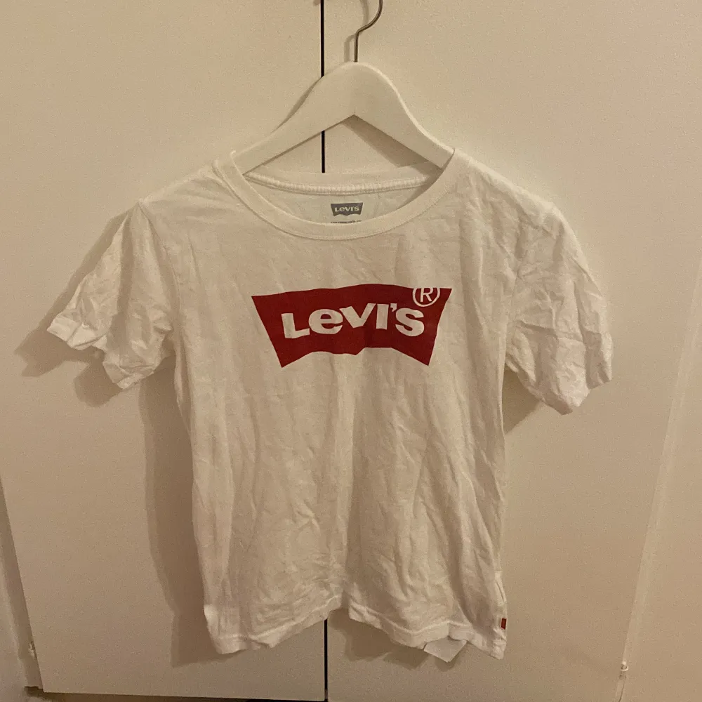 Vit Levi’s t-shirt med rött tryck. Aldrig använd. Ny skick. . T-shirts.