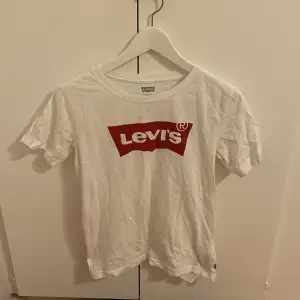Vit Levi’s t-shirt med rött tryck. Aldrig använd. Ny skick. 
