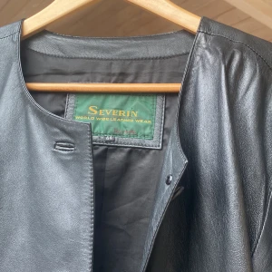 Skinnjacka Severin storlek 44 - Vintage läderjacka som är sparsamt använd. Slitage framförallt i en av knapparna. 