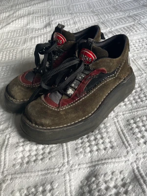 Italienska vintage skor  - Italienska 90-tals skor, mocka och tjock sula. Lite slitna men skorna är hela och de är slitstarka.  Perfekta skor på hösten🍂  