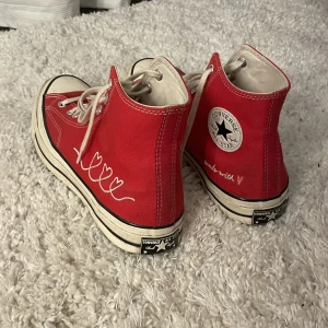 Converse  - Converse chuck taylor, kollektion made with love. Storlek 44,5, bra skick. Ny pris ca 1000, men säljer för 100kr