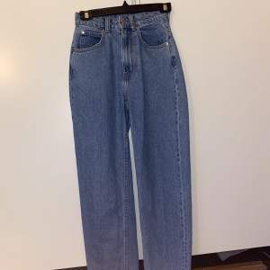 Jeans från H&M i modellen 90’s baggy jeans ultra high waist. Använda och tvättade en gång så de är så gott som nya. 