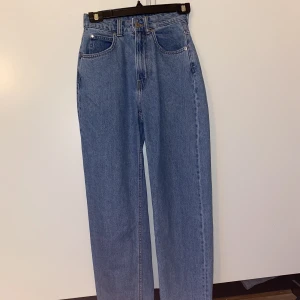 90’s baggy jeans H&M - Jeans från H&M i modellen 90’s baggy jeans ultra high waist. Använda och tvättade en gång så de är så gott som nya. 