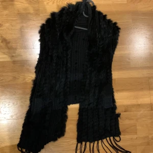 Poncho  - En jättefin svart poncho med fransar och värmande päls, inga defekter!!