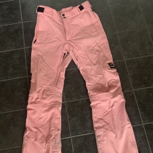 Dope täckbyxor  - Jätte fina färgglada rosa täckbyxor, finns gråa / mörka fläckar på insidan vid foten men inget man tänker på.  frakten  kostar 74kr. 