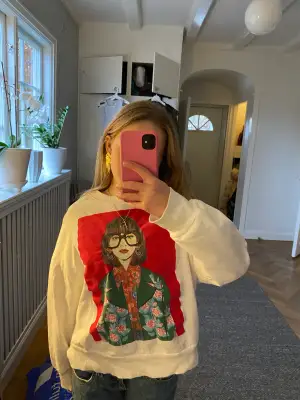 Sweatshirt med tryck på. Bra skick, vet tyvärr inte varifrån den är då prislappen är borta. Jag skulle säga att den passar en S men också beroende på hur du vill att den ska sitta. Säljs pga för liten❣️