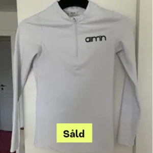 Träningstopp - Topp från amin, går långt ned som en vanlig tröja, säljer du den är för liten för mig (bild från förra ägaren)💓