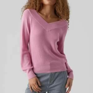 Jättefin vringad rosa stickad tröja från Vero Moda. Den är knappt använd. Nypris 300 kr. Hör av dig om frågor och funderingar!