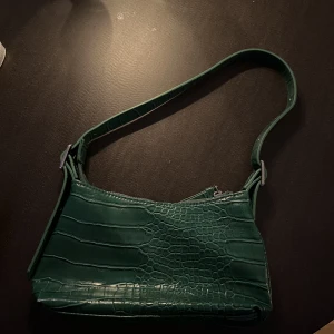 Väska - Använd ett fåtal gånger, bra skick Bredd: 24 cm Höjd: 14 cm