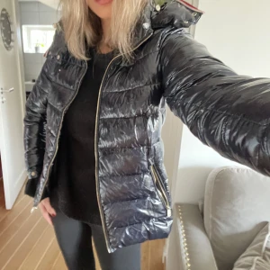 Tommy Hilfiger Jacka - Mysig dunjacka från Tommy Hilfiger, köpt 2021 & finns inte kvar. 💕🎄