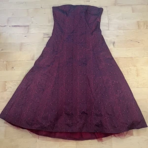 Klänning från zero - Finklänning med blommiga detaljer. Köpt secondhand. Knä-midilängd med underkjol i tyll. Skriv om du vill ha bättre bilder! Använd ”köp nu”. 