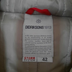Didrikson jacka  - Varm och skön vinterjacka, didrikson stormsystem. Köpte den för många år sedan men bara använd på 1 resa. 