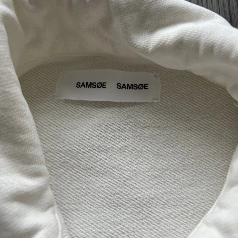 Vit tröja ifrån Samsoe Samsoe med half zip. Endast använd ett par gånger. I mycket bra skick. Köpte den för 499 kr. Pris kan diskuteras vid snabb affär. . Tröjor & Koftor.