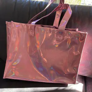 Supercool och snygg rosa skimrande väska ifrån adidas, jättefint skick