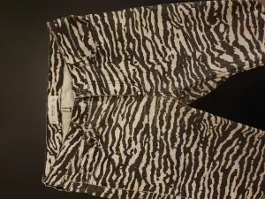 Zebra randiga byxor från Mango 75 kr. Strl 34