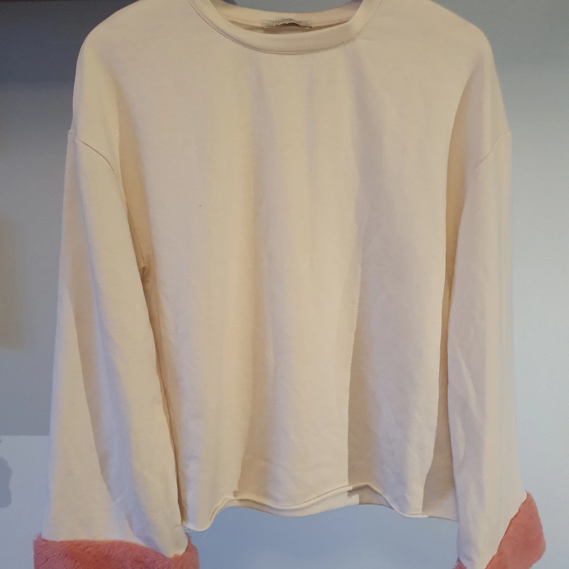 Crewneck med fluffiga ärmar