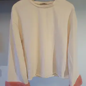 Ljusrosa crewneck med mörkrosa fluffiga ärmslut. Perfekt till vintern! Storlek S men passar XS-M beroende på vilken passform man vill ha. En liten prick (se bild 3), därav priset. Går kanske att ta bort med fläckborttagning 💕 