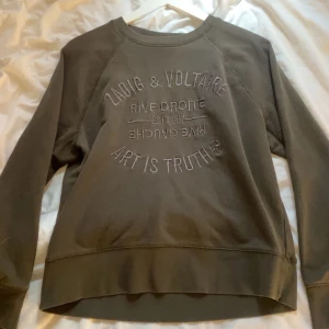 zadig tröja - säljer min fina zadig & voltaire tröja pga att den inte kommer till användning längre. köptes för 2200kr på zadig hemsidan (finns ej kvar längre). den är väl använd men inga defekter förekommer. priset kan diskuteras ❤️❤️