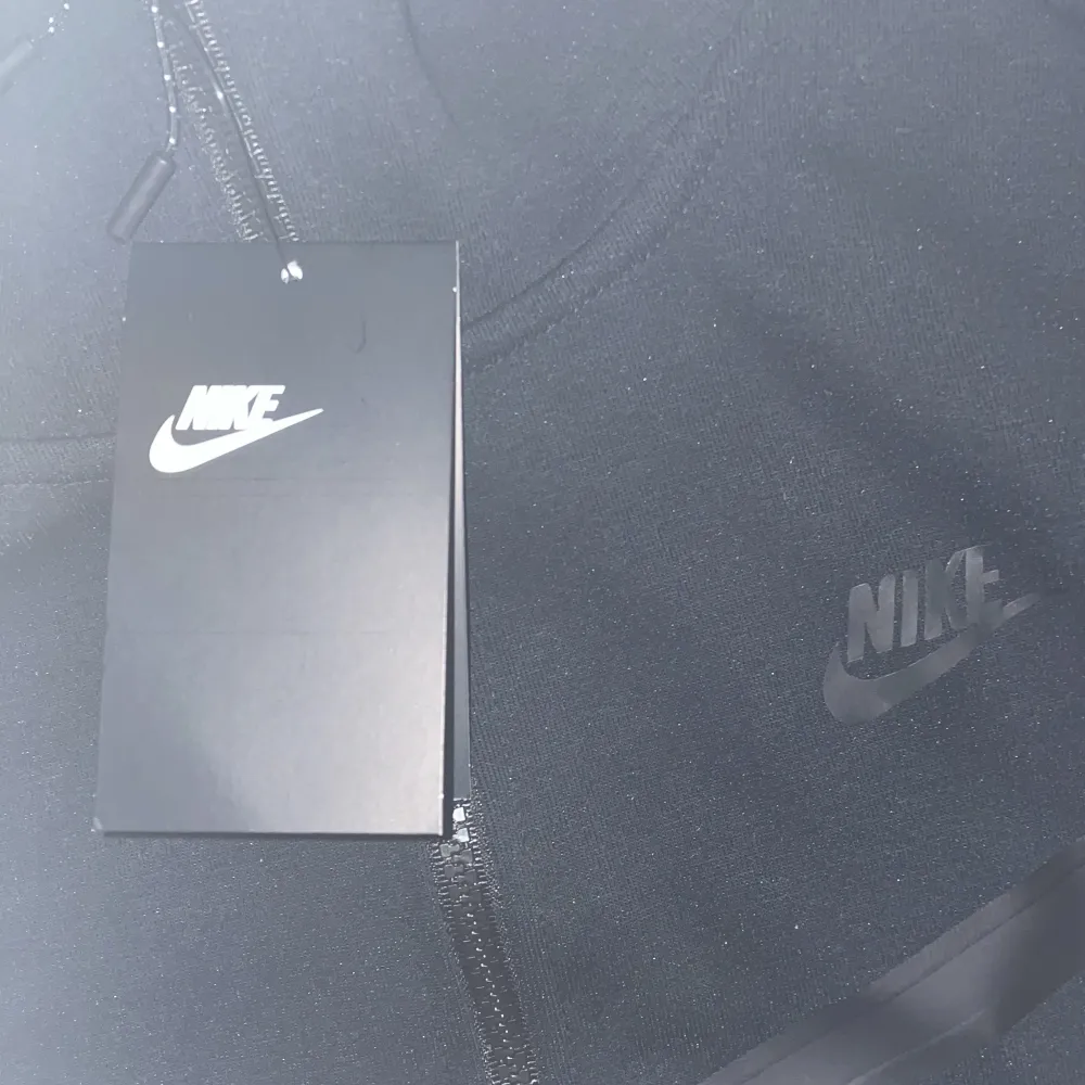 Nike tech fleece svart. Storlek medium. Den är i helt nyskick, jag har inte andvänt en enda gång skick 10/10. Säljer pga den var för liten. Hoodies.