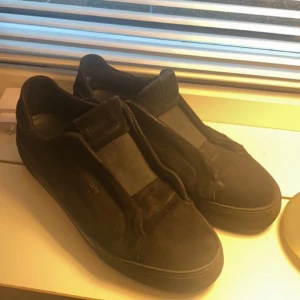 Arigato Lacless  - Helsvarta arigatos, ska it ljuga har använt dessa riktigt mycket men dom har frf kvalite, en skada i vänstra hälen annars bra