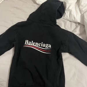Balenciaga hoodie - Säljer min balenciaga hoodie. Storlek Xs, använd men i gott skick. Låda och kvitto finns.