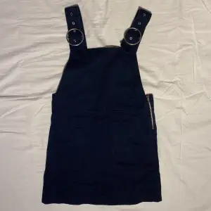 Mörkblå hängselklänning från Monki med dragkedja på sidan samt justerbara band. Har både en i storlek 38 & en i storlek 40, dem kostar båda 90kr/st💗