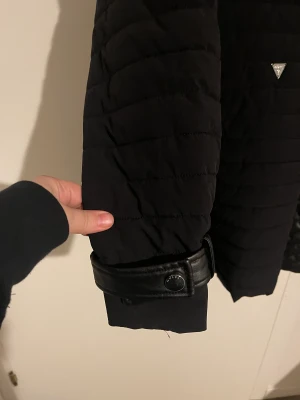 Jaka  - Vacker jacka utan defekter, använd 3 gånger. Jag köpte den för ett år sedan från märket Guess, dess ursprungliga pris var 2000, och jag vill sälja den för 1000 och dess storlek är XL.