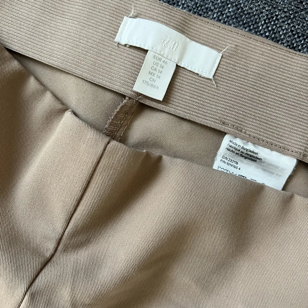 Utsvängda kostymbyxor i beige från H&M. I storlek EU46 men små i storleken och hade passat EU44. . Jeans & Byxor.