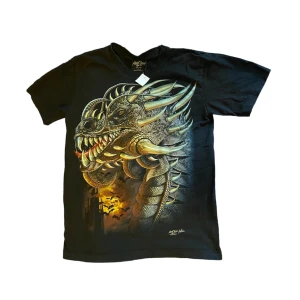 Tshirt tryck - Ball tshirt med trendigt tryck på både fram- och baksidan🔥🔥 I bra skick utan defekter. Skriv privat vid intresse o frågor☺️🙏🏼