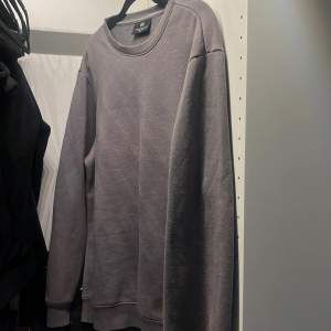 Säljer en jätte fin mörkgrå sweatshirt som inte kommer till användning 