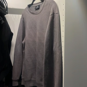 Mörkgrå sweatshirt  - Säljer en jätte fin mörkgrå sweatshirt som inte kommer till användning 