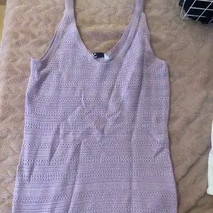 Stickad ljuslila tanktop ifrån Cubus. Såå fin färg när man är brun eller är utomlands. Jag har bara använt den en gång och det finns inga defekter!