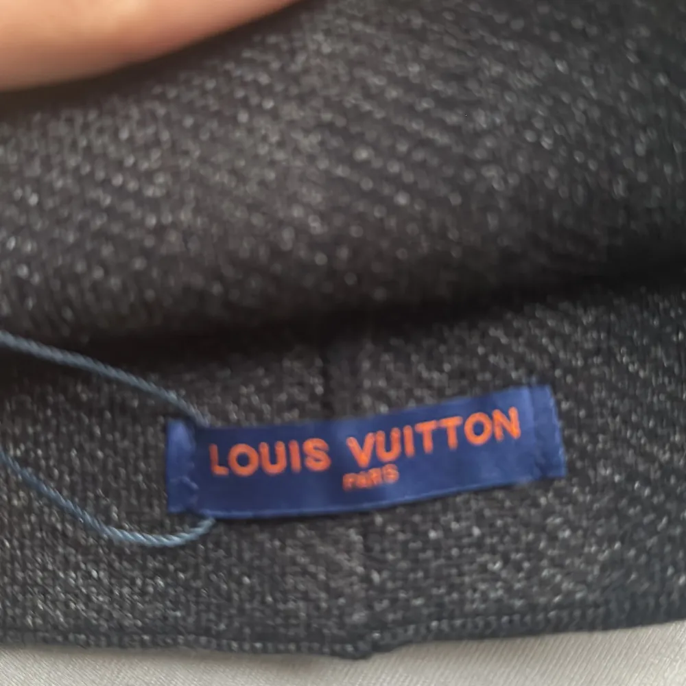 Säljer min Louis Vuitton mössa för 399 bra skick aldrig använd👍🏽 skriv till mig om ni vill ha fler bilder så löser jag de . Accessoarer.