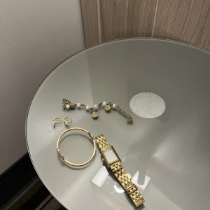 Mockberg klocka  - Vill kolla om någon är intresserad av min mockberg klocka i guld. Jag har tagit bort två länkar och vid köp följer de såklart med samt ask och mockberg kasse. Den är använd med absolut inga stora tydliga defekter på den däremot så är den som sagt använd och har små små ”repor” 