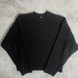 Stickad tröja - Svart stickad tröja från Nelly! Använd fåtal gånger, är stor i storleken så XS är mer som en S men fortfarande lite oversized☺️
