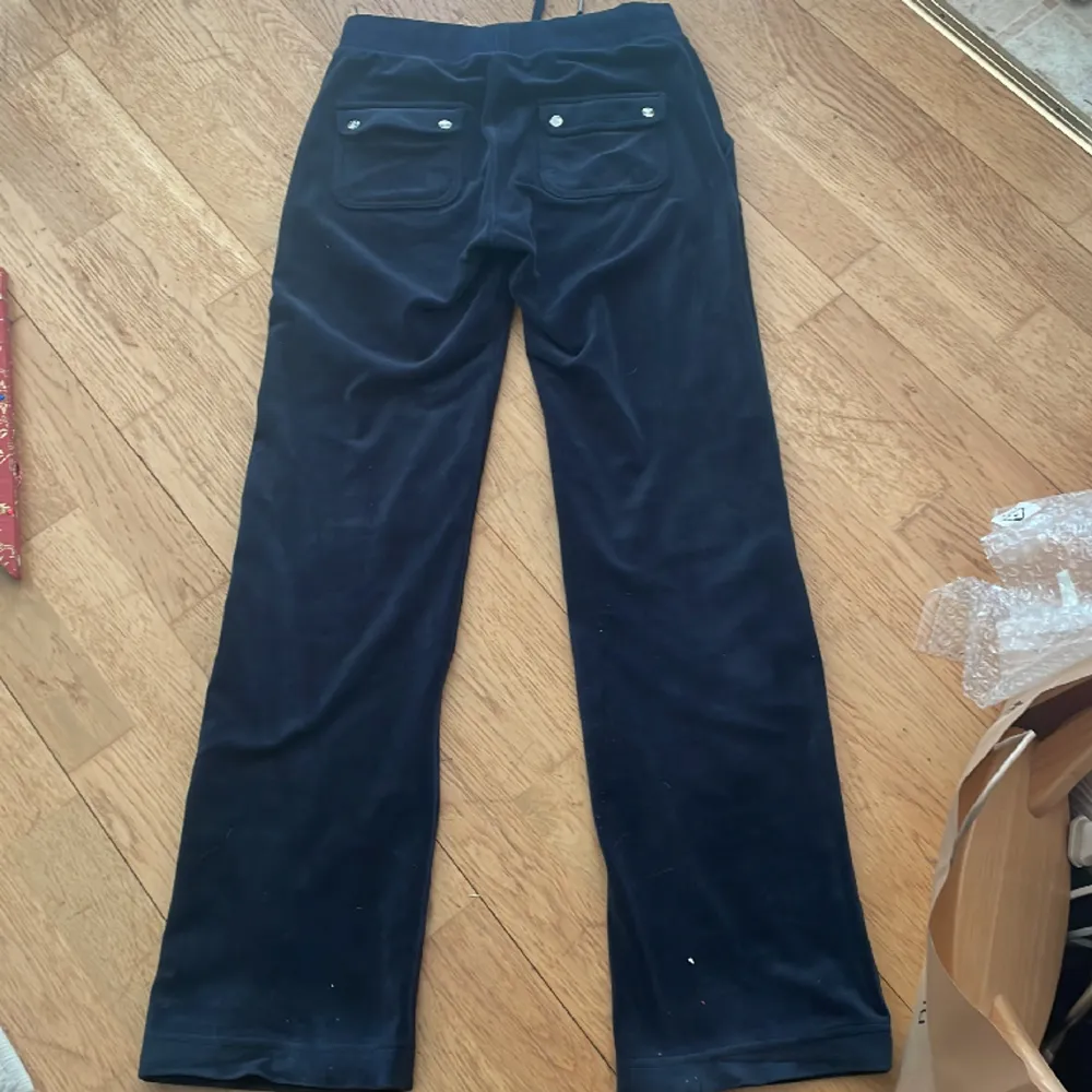 Äkta mörkblå juicy byxor i storlek XS I nyskick Säljs då benen är för långa. Jeans & Byxor.