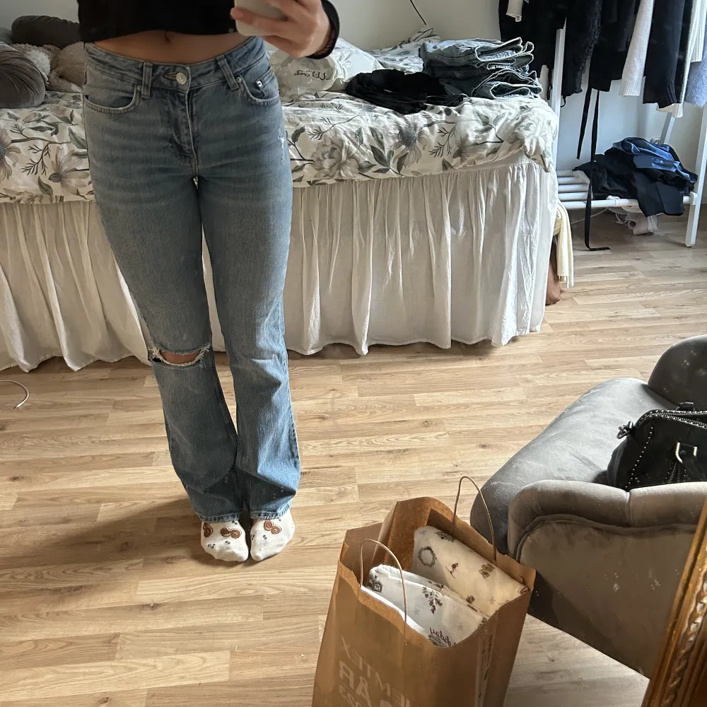 Säljer mina jättefina jeans pga att de aldrig kommer till användning🤍 jag är 170cm för referens🥰. Jeans & Byxor.