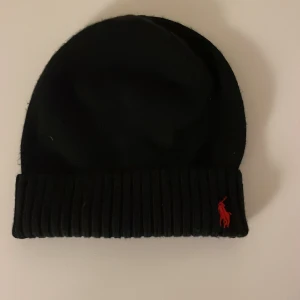 Mössa - En polo mössa som är väldigt snygg. Bra skick är har inte använt så mycket.