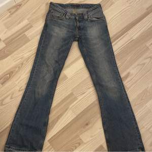 Lågmidjade ljusblå jeans ifrån nudie Säljer då de blivit försmå för mig! De är raka/bootcut. Jag har sprättat upp de där nere lite💗 Storlek 26/30