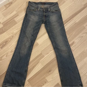 Lågmidjade jeans - Lågmidjade ljusblå jeans ifrån nudie Säljer då de blivit försmå för mig! De är raka/bootcut. Jag har sprättat upp de där nere lite💗 Storlek 26/30