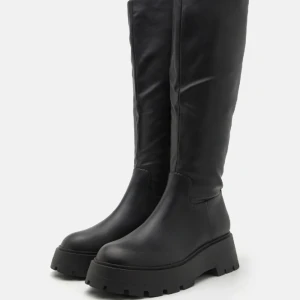 Boots - Veganskt läder. Köpta för 2 veckor sedan, mycket gott skick. Säljer då det är försent att retunera och jag fått ett par andra skor i present. 🌟