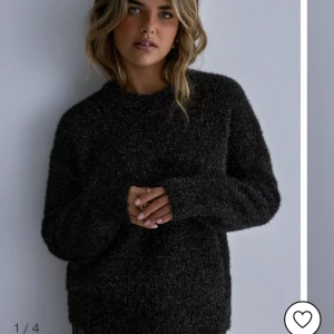 Glittrig tröja - Glittrig tröja från Nelly Storlek L men passar mig som vanligtvis är M. Använd 1 gång - fint skick  Köpt för 499